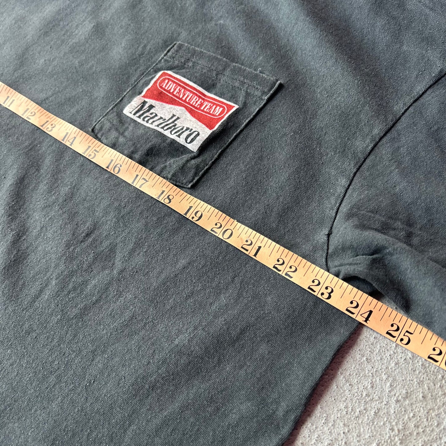 (XL) MODERN* Marlboro train pocket tee