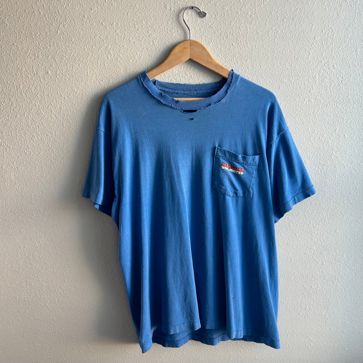 (XL) Vintage Distressed Marlboro wolf pocket tee shirt