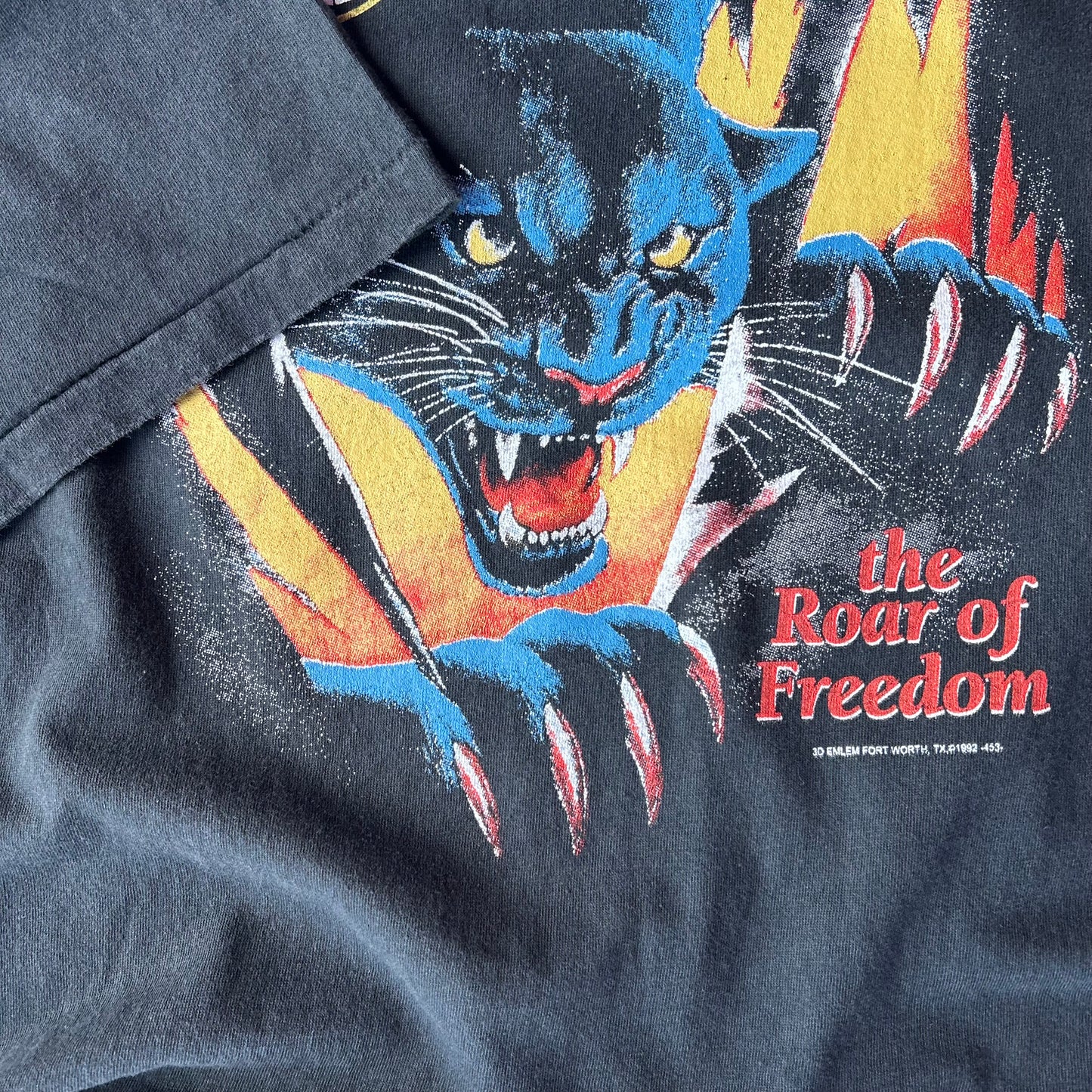 (XL) MODERN 3d emblem panther tee