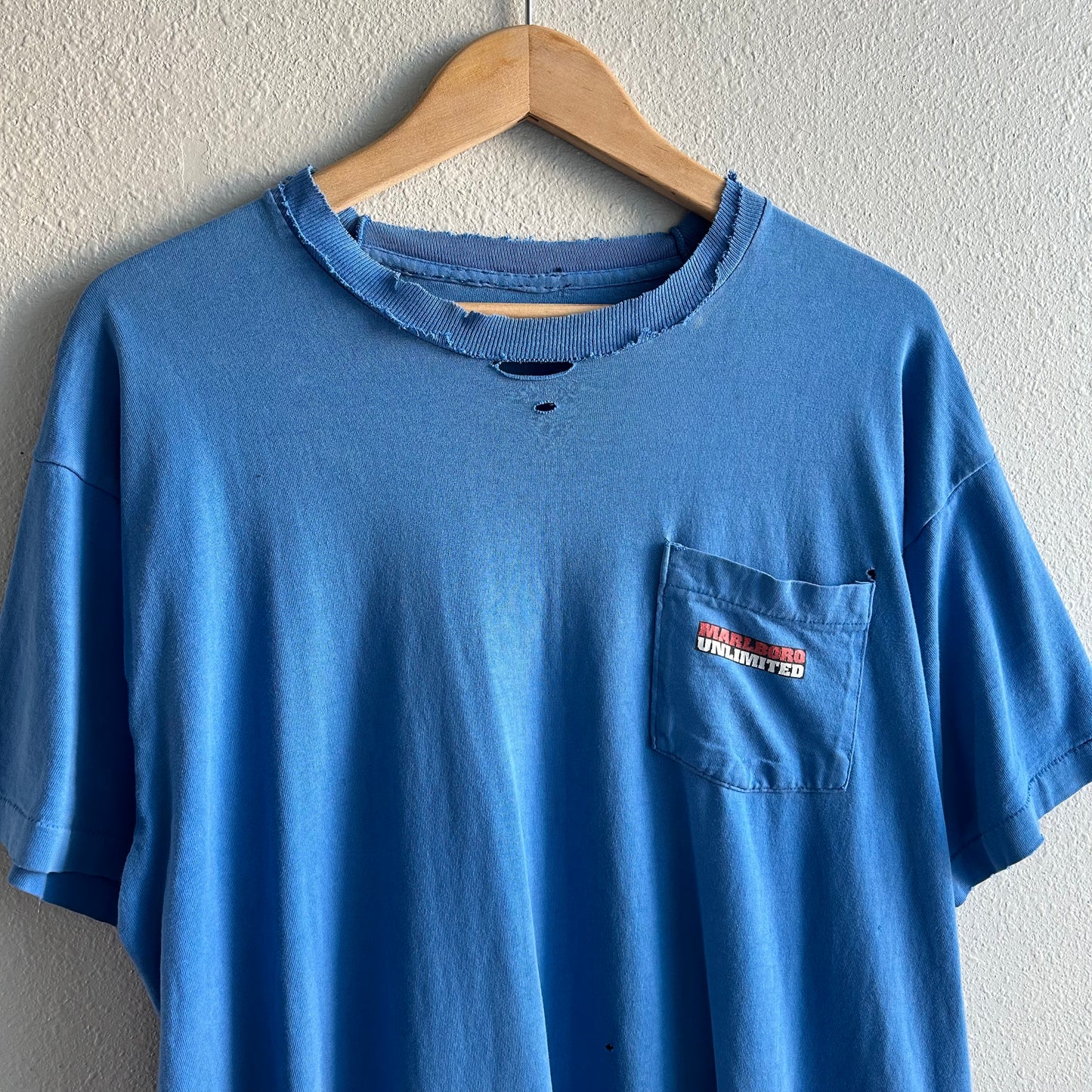 (XL) Vintage Distressed Marlboro wolf pocket tee shirt