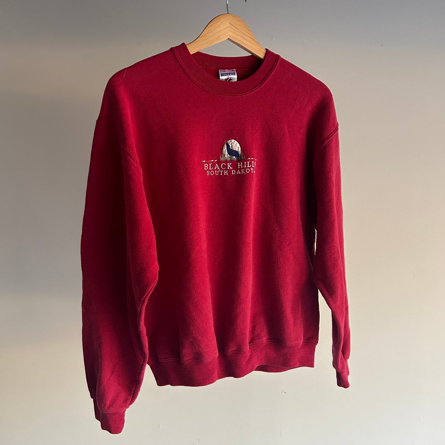 (Fits S) vintage black hills crewneck