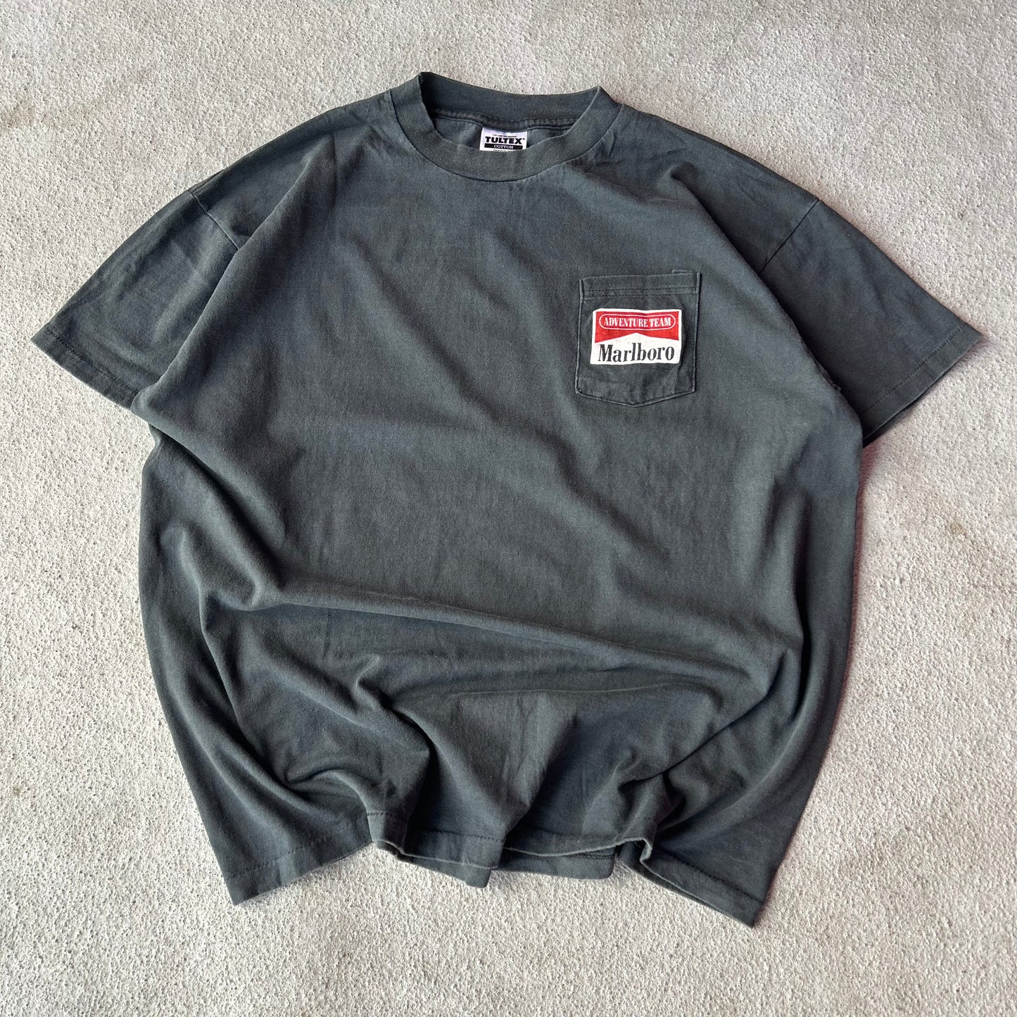 (XL) MODERN* Marlboro train pocket tee