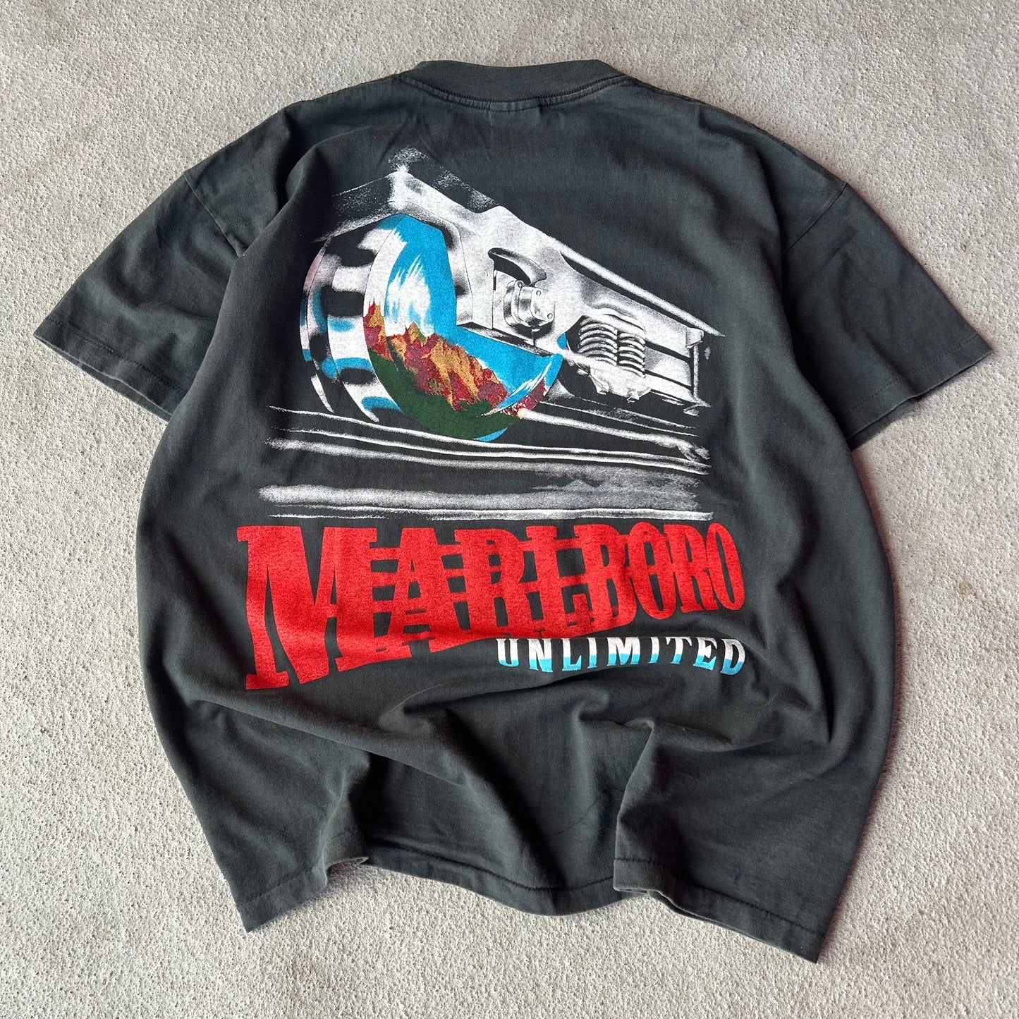 (XL) MODERN* Marlboro train pocket tee