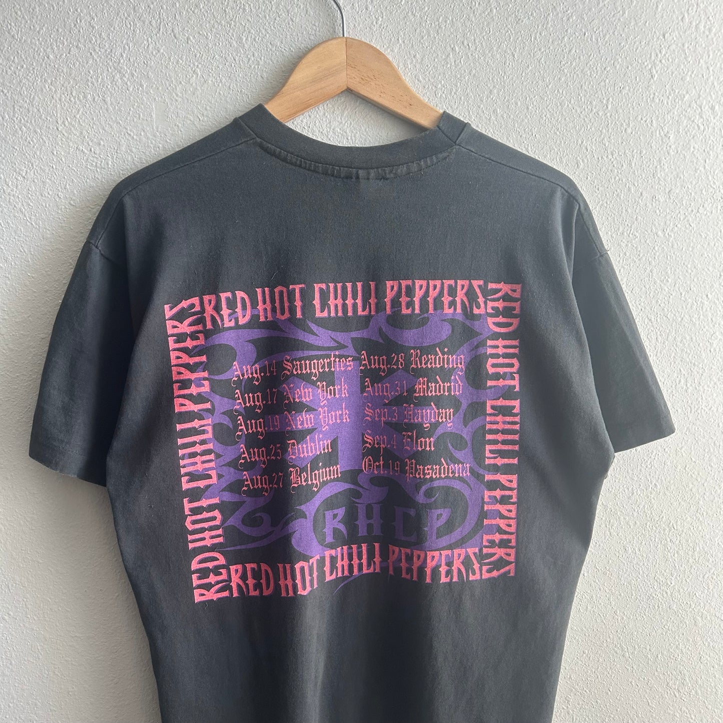 (XL) Red Hot Chili Peppers vintage Reprint giant tag faded tee shirt