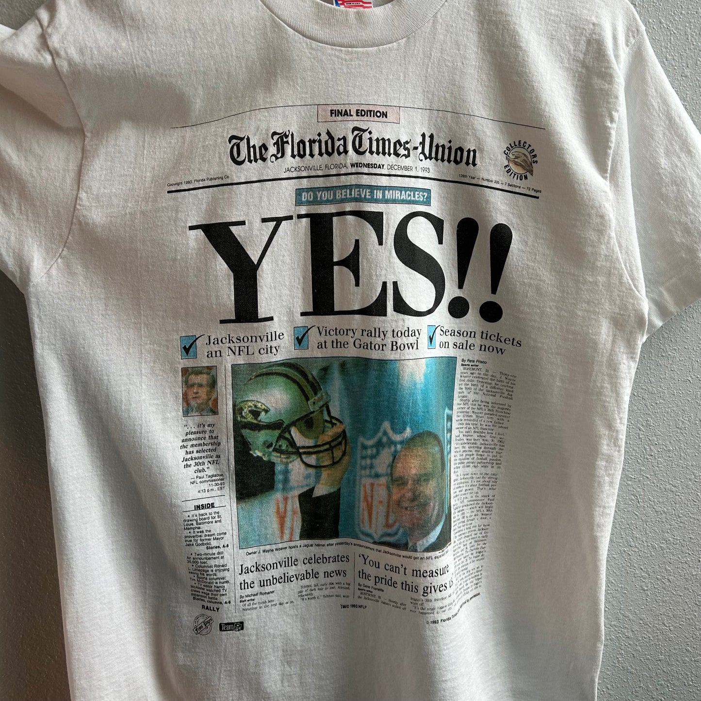 (M) Vintage Jacksonville Jaguars Newspaper YES! Banned logo tee shirt